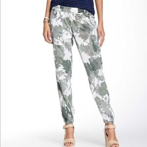 DWP Brody Camo Jogger in White/Green XS